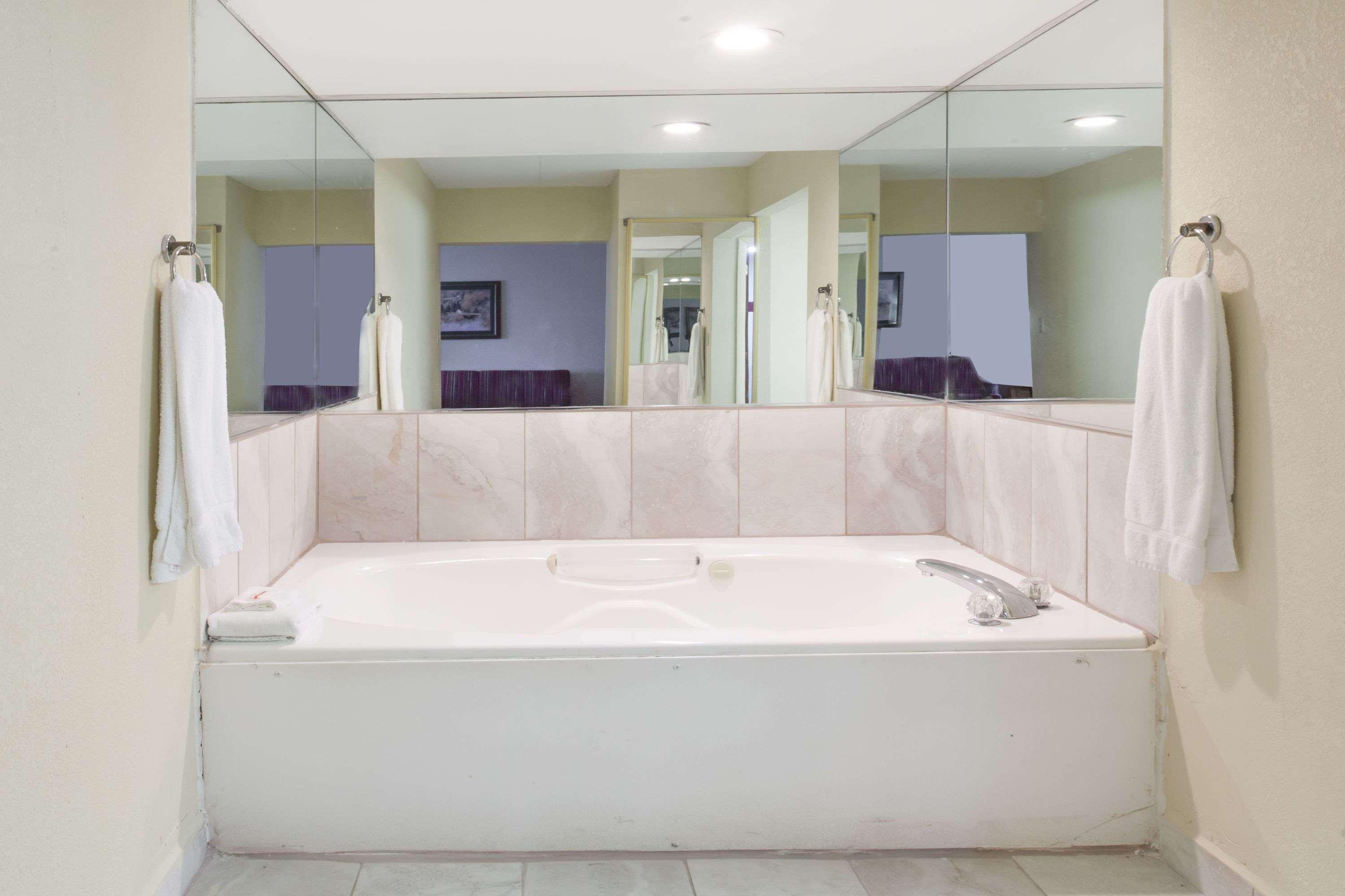 Hotel Ramada By Wyndham Lebanon Zewnętrze zdjęcie